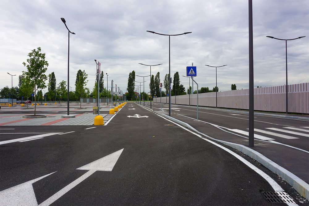 Presso il Parco Commerciale di Vinovo abbiamo eseguito tutte le opere di urbanizzazione relative all’ampliamento (piazzali, rotonde, parcheggi, viabilità aree esterne).